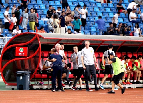 Báo Trung Quốc: "Thuê Hiddink thật tốn tiền, phí thời gian"