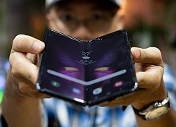 Cận cảnh smartphone màn hình gập Galaxy Fold tại Việt Nam