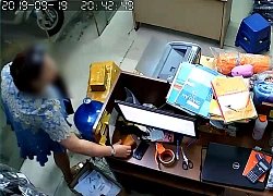 Clip: Vờ hỏi mua hàng "như đúng rồi" để đánh lạc hướng, người phụ nữ nhanh tay trộm ví của nhân viên rồi đánh bài chuồn