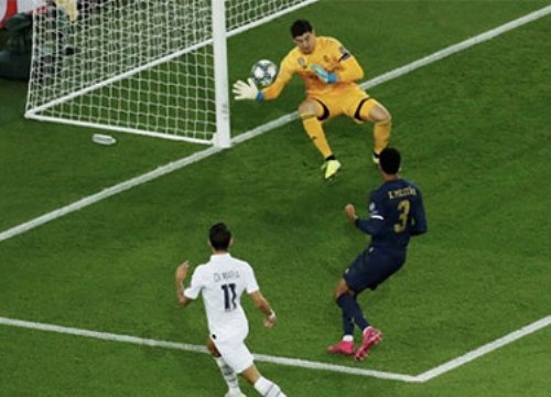 Courtois ăn đủ 'gạch đá' sau đêm ác mộng Paris