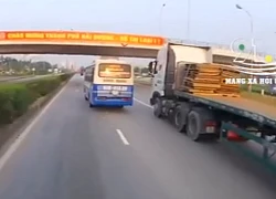 Clip: Xe khách liên tục đánh võng, tạt đầu container trên quốc lộ khiến nhiều người kinh hãi