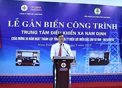 Gắn biển công trình Trung tâm Điều khiển từ xa mừng 50 năm ngày thành lập Tổng công ty Điện lực miền Bắc