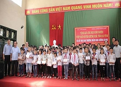 Báo VietNamNet trao 100 triệu đồng cho học sinh, trường học vùng lũ lụt Hà Tĩnh