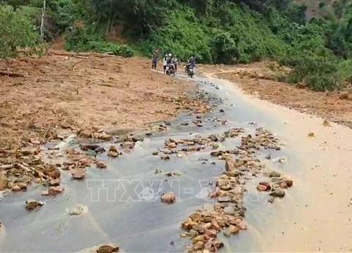 Hỗ trợ các hộ dân ở Bảo Lộc di dời khỏi khu vực sạt lở do mưa lũ