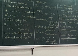 'Hoa cả mắt' với tấm bảng dày đặc kiến thức Toán học được viết bằng tiếng Anh: 'Giờ mới biết được nỗi cực khổ của dân chuyên Anh'