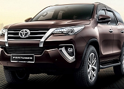 Toyota Fortuner sắp được trang bị màn hình cảm ứng mới tích hợp Apple CarPlay và Android Auto