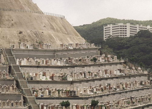 Hong Kong, nơi người sống chen chúc còn người chết phải 'xếp hàng'