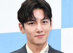 Ji Chang Wook chính thức comeback sau 2 năm, gây sốt vì vẻ soái ca cực phẩm và ánh mắt dành cho nữ chính tại sự kiện