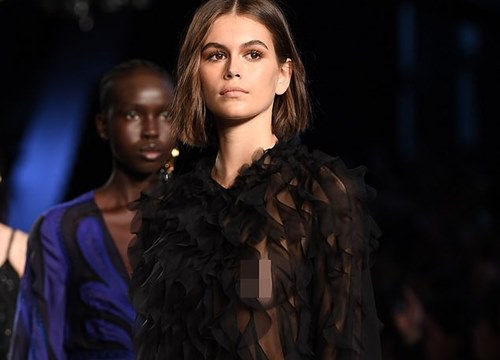 Kaia Gerber để ngực trần sải bước quyến rũ trên sàn catwalk