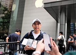 Người mua sang tay iPhone 11 ngay trước cửa Apple Store