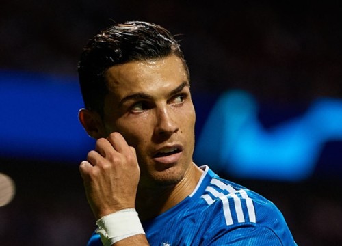 Ronaldo làm cử chỉ khó hiểu khi bị CĐV đối thủ lăng mạ