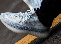 Siêu phẩm Yeezy "Mây Trắng" chuẩn bị mở bán tại Hà Nội, hàng trăm "đầu giày" xếp hàng lấy số từ trước 2 ngày