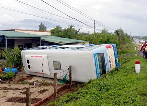 Xe buýt lao vào nhà dân rồi lật nghiêng, nhiều hành khách đập cửa cầu cứu