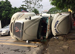 Xe container lật ngang khi vào cua