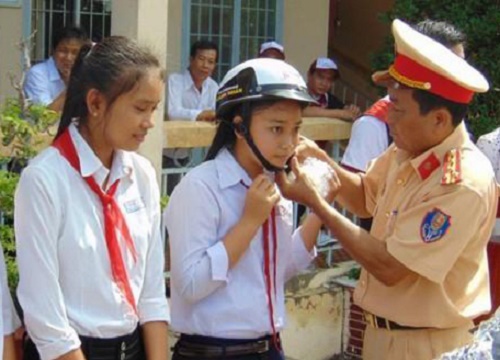 Công an Bạc Liêu tuyên truyền về TTATGT, tặng quà học sinh nghèo