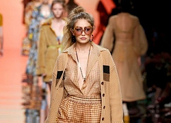 Gigi Hadid để ngực trần catwalk, gợi cảm mơn mởn khó rời mắt