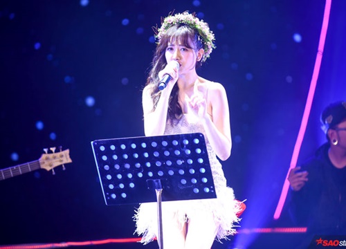 Hari Won bị Trấn Thành tố thiếu chuyên nghiệp ngay trên sân khấu mini concert Galaxy Of Love