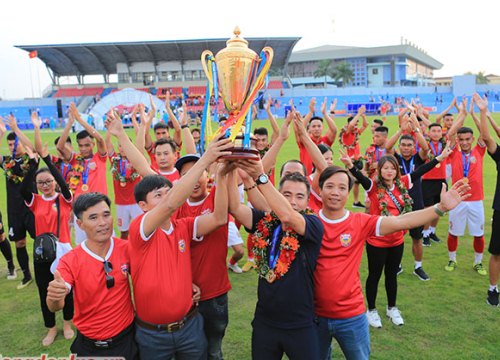 Hồng Lĩnh Hà Tĩnh nâng cúp vô địch, thăng hạng V.League 2020