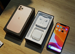 iPhone 11 Pro bị bỏ sạc ngược không dây vào phút chót