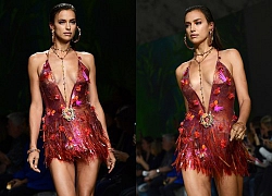 Irina Shayk khoe trọn vẻ nóng bỏng với váy ngắn xẻ sâu