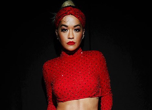 Rita Ora khoe eo săn chắc với váy đỏ rực