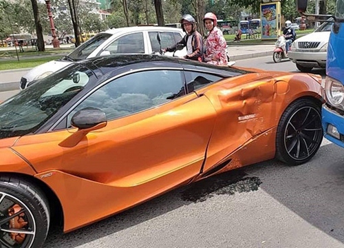 Siêu xe McLaren 720S va chạm với xe buýt, hông xe móp méo