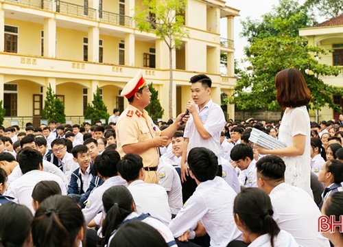 Thầy trò THPT Nguyễn Thị Minh Khai cam kết tham gia giao thông an toàn