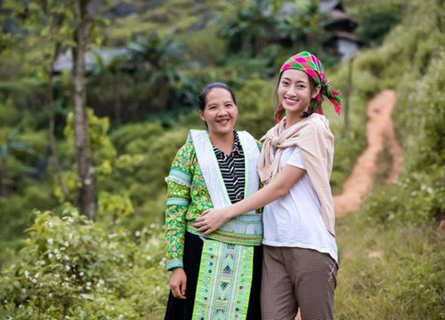 Khéo như Tân Hoa hậu Lương Thuỳ Linh, diện áo phông, quần vải xuề xoà vẫn ghi điểm tuyệt đối