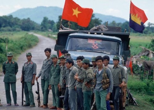 Ảnh: Xúc động hình ảnh người dân Campuchia bịn rịn chia tay 'đội quân nhà Phật'