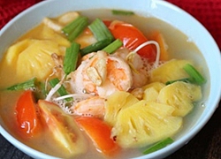 Canh chua tôm nấu thơm