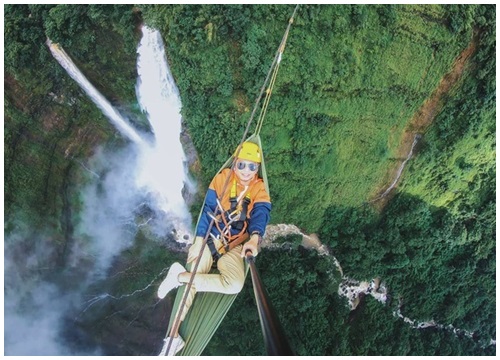 Đu đưa mắc võng, uống cà phê giữa lưng chừng trời tại thác nước đôi tuyệt đẹp ở Lào