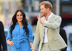 Hoàng tử Harry trải chăn cho vợ ngồi, âu yếm vuốt tóc Meghan Markle cùng một loạt hành động "ngôn tình" khác khiến chị em phát sốt