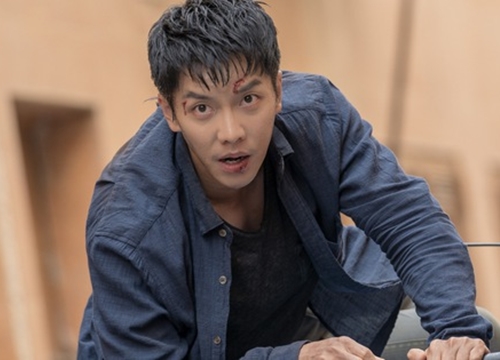 Hậu trường cảnh 'tắm trần' của Lee Seung Gi trong 'Vagabond'