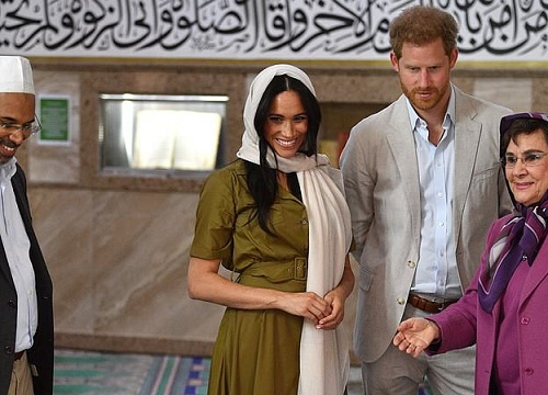 Hé lộ 2 bức ảnh HOT nhất của vợ chồng Meghan Markle với biểu cảm "khó đỡ" trong chuyến công du, trở thành đề tài mỉa mai của dư luận