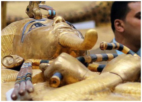 Kho báu giấu kín của Pharaoh Tutankhamun lần đầu tiên được đưa ra khỏi lăng mộ sau gần 100 năm