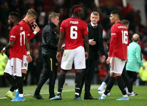 Loại Pogba, Solskjaer trao băng thủ quân cho Tuanzebe