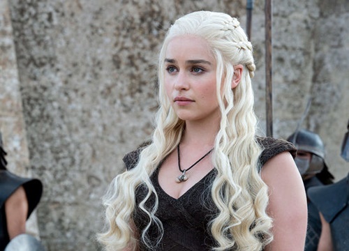 'Mẹ rồng' Emilia Clarke bất ngờ để tóc nâu khi đứng cùng dàn cast Game Of Thrones khiến fan không nhận ra