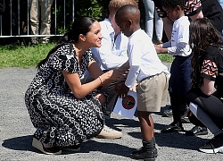 Meghan Markle nhảy múa hết cỡ trong sự kiện nhưng bị chê trách vì trang phục kém sang, để lộ những khoảnh khắc hớ hênh