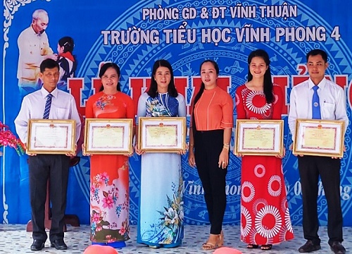 Phản ứng của dư luận xã hội và quan điểm lạ của Phó phòng giáo dục Vĩnh Thuận