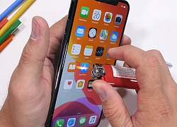 Sẽ thế nào khi "tra tấn" iPhone 11 Pro Max bằng bật lửa, dao rọc giấy và bẻ cong?