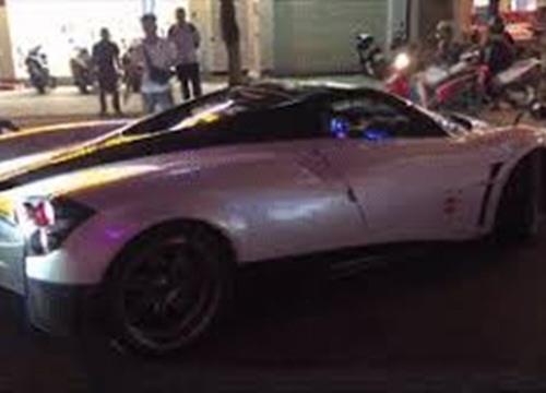 Siêu xe 80 tỷ Pagani Huayra loay hoay quay đầu trên đường phố Đà Nẵng