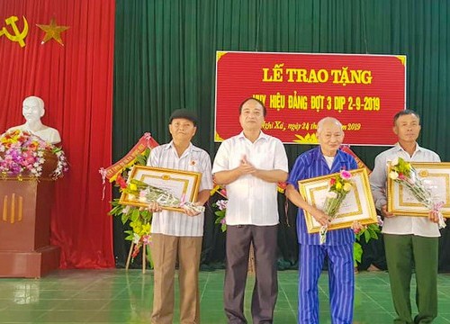 Trao Huy hiệu Đảng đến các đảng viên ở Đô Lương, Nghi Lộc