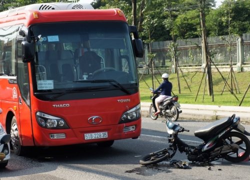 Xe máy gãy gập sau va chạm với xe đưa đón công nhân