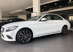 Xe sang BMW 320i và Mercedes C200 đua nhau giảm giá tại Việt Nam