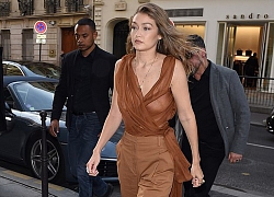 Bella Hadid phanh áo 'thả rông' vòng một, đọ dáng với chị gái ở Paris