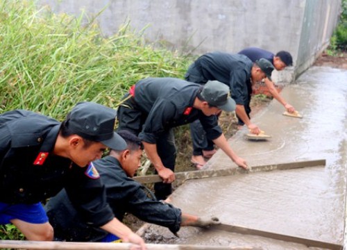 Cảnh sát cơ động giúp người dân ngoại thành TPHCM bê tông hóa hẻm