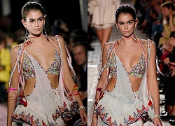 Con gái Cindy Crawford mặc nội y khoe ngực đầy, eo thon hút mắt trên sàn catwalk