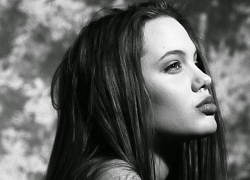 Hot trở lại bộ ảnh năm 16 tuổi xinh đẹp ngút ngàn của Angelina Jolie: Thế này bảo sao Brad Pitt từng mê như điếu đổ!