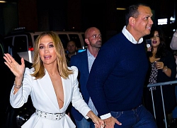 Jennifer Lopez "lột xác" với mốt không nội y sánh đôi cùng tình trẻ