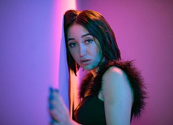 "Lonely" của Noah Cyrus: "Tiếng thét" câm lặng của những kẻ cô đơn